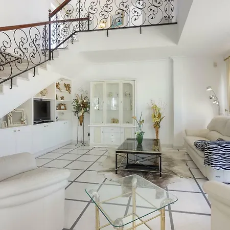 Sunny Villa *
